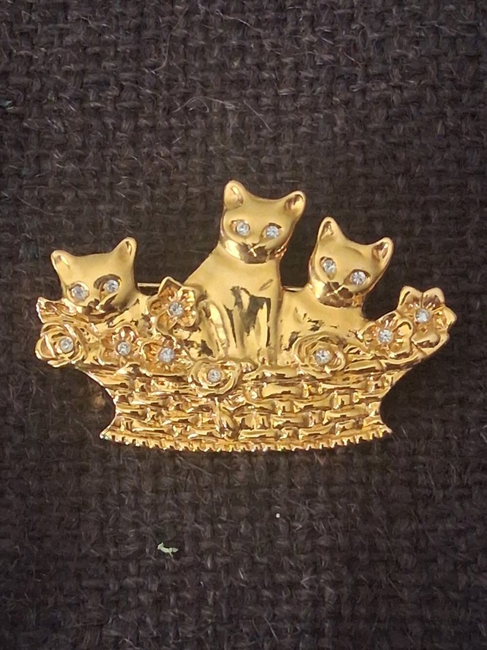 VTG Gold Tone Three Kittens in a Basket Brooch Rhinestone Cat Pin
